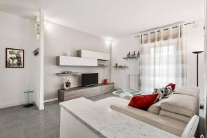 a living room with a couch and a tv at Souvenir, Terre Marine in La Spezia