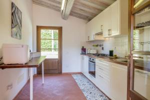 O bucătărie sau chicinetă la Home with a view in Scansano, Tuscany