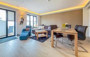 ein Wohnzimmer mit einer Couch und einem Tisch in der Unterkunft Eden in Binz