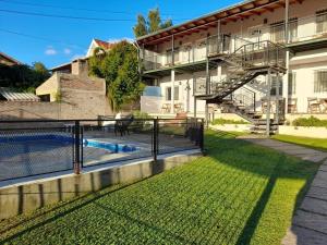 a building with a fence and a swimming pool at Canoas Apart in Colón