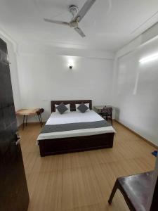 Ένα ή περισσότερα κρεβάτια σε δωμάτιο στο Hotel O Naveen Residancy