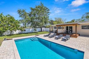 Bazén v ubytování Stunning Tropical Pool House Delray Near The Beach nebo v jeho okolí