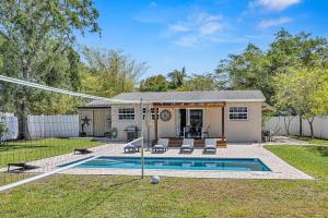 Bazén v ubytování Stunning Tropical Pool House Delray Near The Beach nebo v jeho okolí