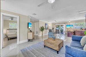 Posezení v ubytování Stunning Tropical Pool House Delray Near The Beach