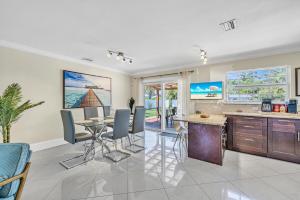 Kuchyň nebo kuchyňský kout v ubytování Stunning Tropical Pool House Delray Near The Beach