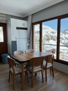 a kitchen and dining room with a table and chairs at Defne Apart in Çamlıhemşin