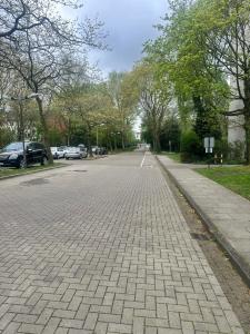 an empty street with cars parked in a parking lot at Luma-Traumhafte Aussicht in Bremen