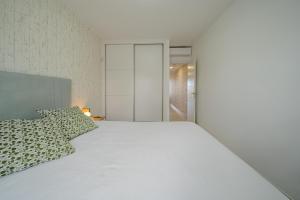 Postel nebo postele na pokoji v ubytování Apto Rebeca by HH AA, Wifi & Pool