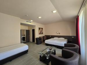 Postel nebo postele na pokoji v ubytování Yerevan Deluxe Hotel