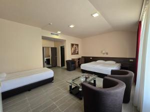 Postel nebo postele na pokoji v ubytování Yerevan Deluxe Hotel + 24 fotografií