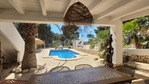 The swimming pool at or close to Casa Caledonia - Appartement dans villa avec jardin arboré et piscine à 500 M de la mer