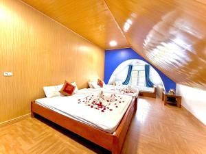 a large bed in a room with a window at Hotel Mountain View in Chinh Phú