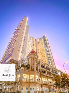 ein hohes Gebäude vor einem großen Gebäude in der Unterkunft Madison Park Apartments by Host Jess in Jakarta
