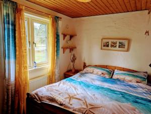 sypialnia z łóżkiem i oknem w obiekcie Moonstone Meadow w mieście Ludvigsborg