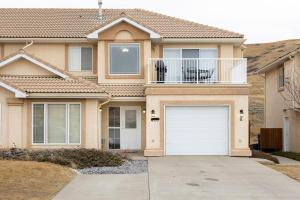 une maison avec un garage et un balcon dans l'établissement Paradise Canyon Golf Resort - Luxury Condo U401, à Lethbridge