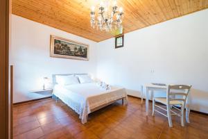 Postel nebo postele na pokoji v ubytování B&B La Corte and Home Restaurant - free parking - 10 minutes to the lake and centre