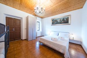 Postel nebo postele na pokoji v ubytování B&B La Corte and Home Restaurant - free parking - 10 minutes to the lake and centre