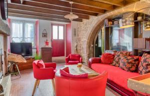 O zonă de relaxare la 5 Bedroom Awesome Home In Villedieu-Les-Poêles