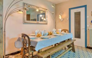 Imagine din galeria proprietății 5 Bedroom Awesome Home In Villedieu-Les-Poêles în Villedieu-les-Poëles