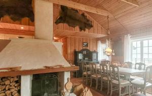 FolkestadにあるFeriehus-Bjørkedalのダイニングルーム(暖炉、テーブル、椅子付)