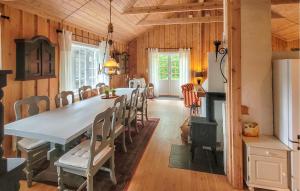 FolkestadにあるFeriehus-Bjørkedalのテーブルと暖炉のあるダイニングルーム