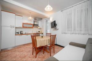 Køkken eller tekøkken på Apartmani Marina Vodice