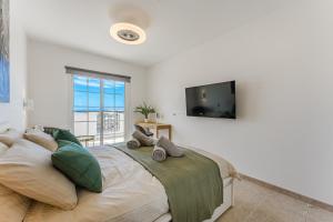 Postel nebo postele na pokoji v ubytování Summervibe Sea View Apartment + 29 fotografií