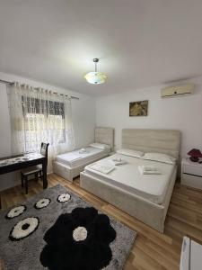 Rúm í herbergi á Flat in Berat's center