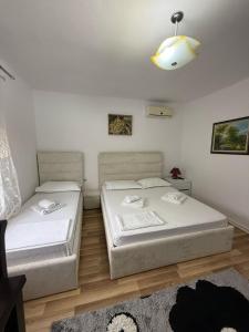 Rúm í herbergi á Flat in Berat's center