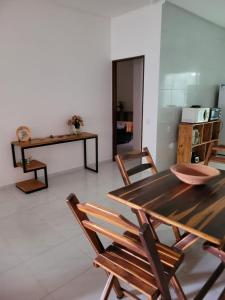 a dining room with a wooden table and chairs at Juazeiro do Norte CE Sao Jose in Juazeiro do Norte