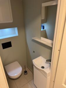 Ванная комната в Alesund bedroom with shared shower