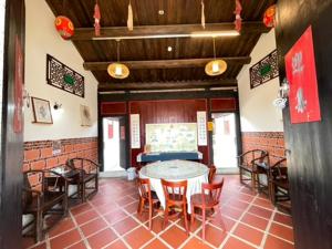 a dining room with a table and chairs at 巧居民宿 in Jincheng +50 photos