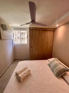 a bedroom with a bed with a ceiling fan at Nuevo apartamento de diseño para entrenar in Barranquilla