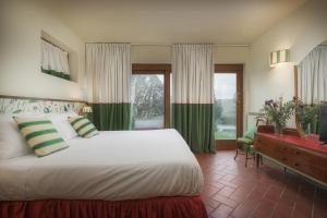 Postel nebo postele na pokoji v ubytování Relais Poggio Borgoni + 37 fotografií