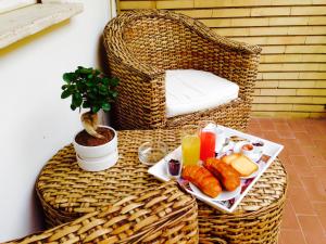 een dienblad met ontbijtproducten op een rieten tafel bij Homs Sweet Home in Rome