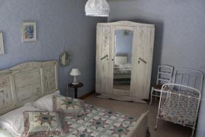 Ένα ή περισσότερα κρεβάτια σε δωμάτιο στο Les Noyers - Maison typique du Poitou - Calme et paisible - Proche du Futuroscope