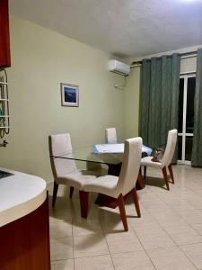 Ruang duduk di Durres beach apartment