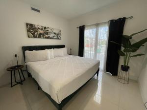 Un dormitorio con una cama y una planta en maceta. en ! Espectacular casa del bosque !, en Florida City