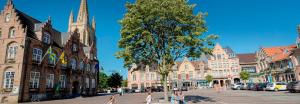 un grupo de personas caminando por una calle de la ciudad en Maison Jacqueline, en Nieuwpoort