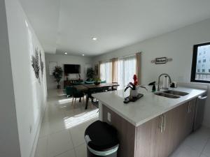 Una cocina con fregadero y una sala de estar. en ! Espectacular casa del bosque !, en Florida City