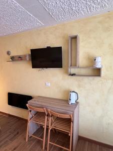 TV a/nebo společenská místnost v ubytování Chalet Lawà