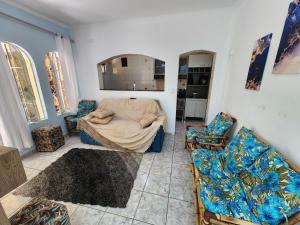 a living room with two chairs and a table at Paz e Conforto a 8km do Aeroporto in Guarulhos