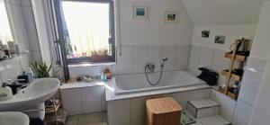 Ένα μπάνιο στο Sehr schöne, große und zentral gelegene Wohnung