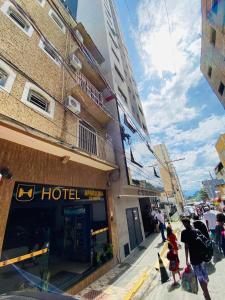 a group of people standing outside of a hotel at Hotel Aparecida do Norte in Aparecida