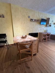 TV a/nebo společenská místnost v ubytování Chalet Lawà