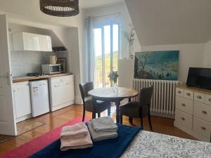 a kitchen with a table and chairs in a kitchen at LA ROSERAIE DE ST REMY in Blaisy
