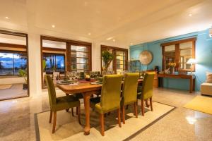 Ruang duduk di Private beachfront Villa Natai with 5 bedrooms +11 gambar