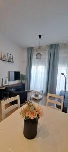 Televízia a/alebo spoločenská miestnosť v ubytovaní Apartment in the center of Seville