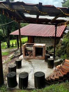 O grădină în afara Acogedora cabaña cerca de La Marquesa