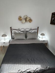 Postel nebo postele na pokoji v ubytování Aivalis corner